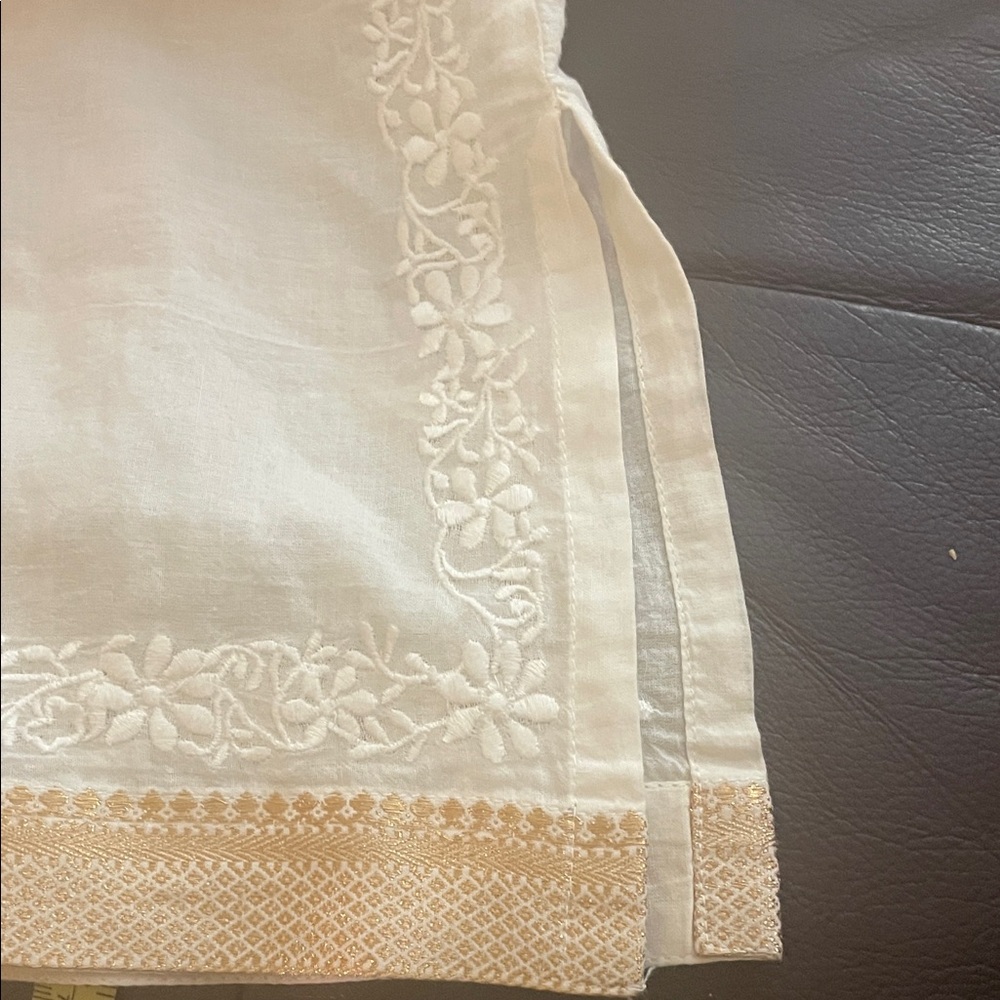 Ralph Lauren Linen V-Neck Elegant White Embroidered and Trimmed in Gold Top - Picture 9 of 10